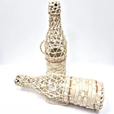 Sticla cu impletitura realizata din rachita